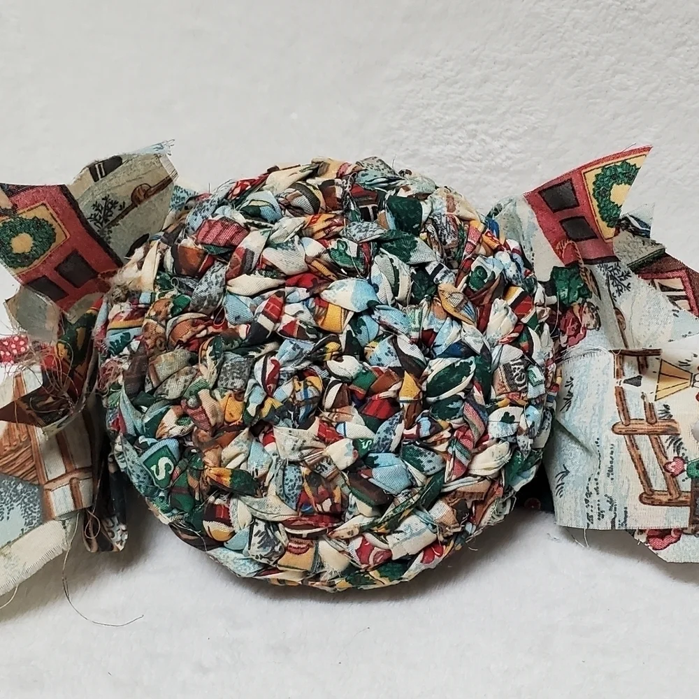 VINTAGE 70s Christmas Floral Ribbon Crochet Braided Large Side Bow Mini Baskets